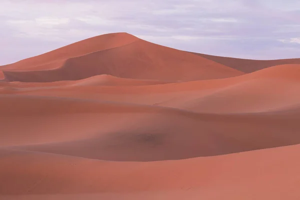 Woestijnlandschap Zandduinen Bij Zonsondergang Hemel Bij Merzouga Marokko Afrika Ontdekking — Stockfoto