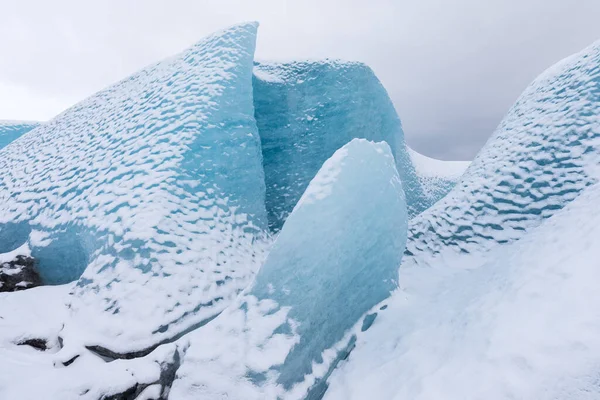 南極に雲がある山 南半球の氷河 氷の洞窟 地球規模の気候変動 地球上の生態系のバランスの重要性 青い氷の風景 — ストック写真
