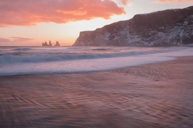 Vik i Myrdal köyü, Cape Dyrholaey 'de Reynisdrangar kaya oluşumları. İzlanda 'nın inanılmaz deniz manzarası popüler turistik ilgi odağı. En ünlü seyahat yerleri. Güney İzlanda 'nın Manzarası