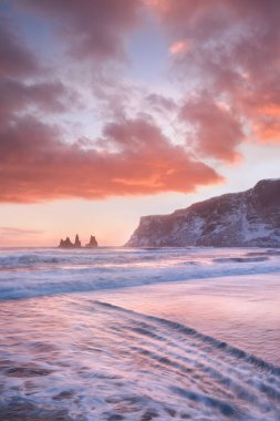 Vik i Myrdal köyü, Cape Dyrholaey 'de Reynisdrangar kaya oluşumları. İzlanda 'nın inanılmaz deniz manzarası popüler turistik ilgi odağı. En ünlü seyahat yerleri. Güney İzlanda 'nın Manzarası