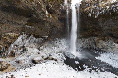 Skogafoss yakınlarındaki İzlanda 'daki büyük ve güzel şelale. Soğuk hava, Noel zamanı..