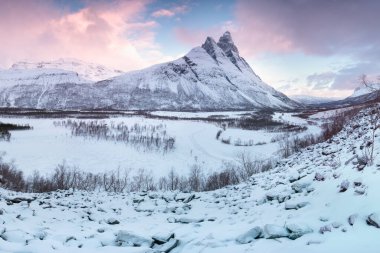 Karlı fiyortların ve dağ sırasının panoraması, Senja, Norveç İnanılmaz Norveç deniz manzarası popüler turistik cazibe merkezi. En ünlü seyahat yerleri. Muhteşem kış manzarası içinde güzel bir gün batımı