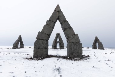 İzlanda 'nın ünlü simgesi, inanılmaz turistik mekan, Kuzey İzlanda' nın Raufarhfn 'daki Kuzey Henge manzarası İzlanda' nın deniz manzarası İzlanda 'nın popüler turistik merkezi İzlanda taşları.