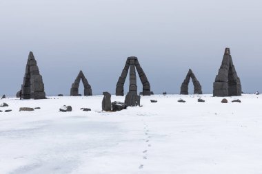 İzlanda 'nın ünlü simgesi, inanılmaz turistik mekan, Kuzey İzlanda' nın Raufarhfn 'daki Kuzey Henge manzarası İzlanda' nın deniz manzarası İzlanda 'nın popüler turistik merkezi İzlanda taşları.