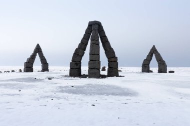 İzlanda 'nın ünlü simgesi, inanılmaz turistik mekan, Kuzey İzlanda' nın Raufarhfn 'daki Kuzey Henge manzarası İzlanda' nın deniz manzarası İzlanda 'nın popüler turistik merkezi İzlanda taşları.