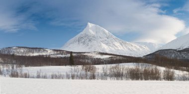 Karlı fiyortların ve dağ sırasının panoraması, Senja, Norveç İnanılmaz Norveç deniz manzarası popüler turistik cazibe merkezi. En ünlü seyahat yerleri. Muhteşem kış manzarası içinde güzel bir gün batımı