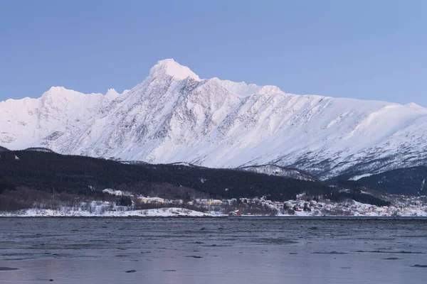 多雪的峡湾和山脉的全景 挪威森加奇观挪威自然海景受欢迎的旅游胜地 最有名的旅游胜地 美丽的落日在令人赞叹的冬季风景中 — 图库照片
