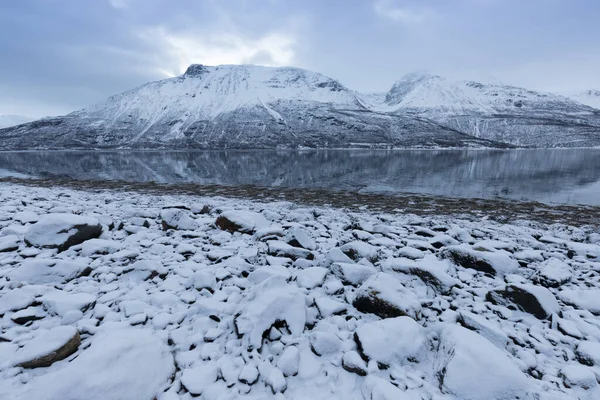 Panorama Zaśnieżonych Fiordów Pasma Górskiego Senja Norwegia Niesamowita Krajobraz Morski — Zdjęcie stockowe
