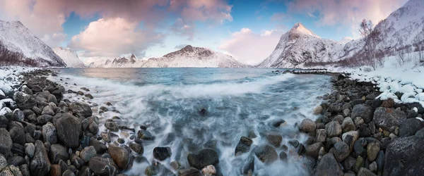 多雪的峡湾和山脉的全景 挪威森加奇观挪威自然海景受欢迎的旅游胜地 最有名的旅游胜地 美丽的落日在令人赞叹的冬季风景中 — 图库照片