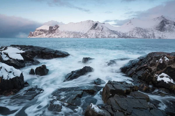 Karlı Fiyortların Dağ Sırasının Panoraması Senja Norveç Nanılmaz Norveç Deniz — Stok fotoğraf