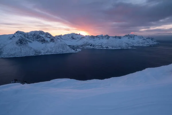雪のフィヨルドと山脈のパノラマ センジャ ノルウェー素晴らしいノルウェーの自然景観人気のある観光スポット 最高の有名な旅行場所 素晴らしい冬の風景の中に美しい夕日 — ストック写真