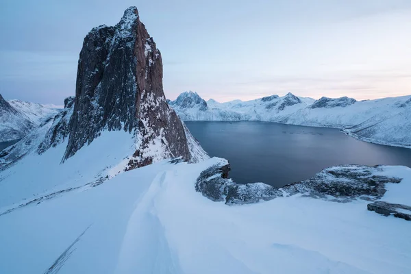 雪のフィヨルドと山脈のパノラマ センジャ ノルウェー素晴らしいノルウェーの自然景観人気のある観光スポット 最高の有名な旅行場所 素晴らしい冬の風景の中に美しい夕日 — ストック写真