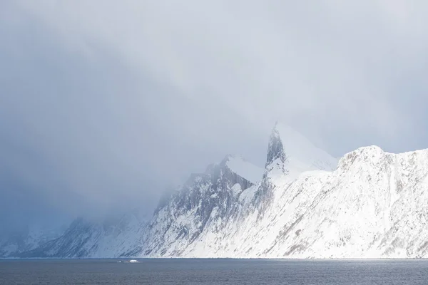 Panorama Van Besneeuwde Fjorden Bergketen Senja Noorwegen Verbazingwekkende Noorse Natuur — Stockfoto