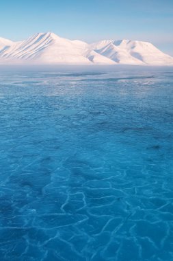 Spitsbergen, Longyearbyen, Svalbard 'daki buzul dağlarının Norveç manzarası. Kuzey Buz Denizi Kutup Günü ve renkli günbatımı gökyüzü Arktika bölgesi, Küresel Isınma Doğası