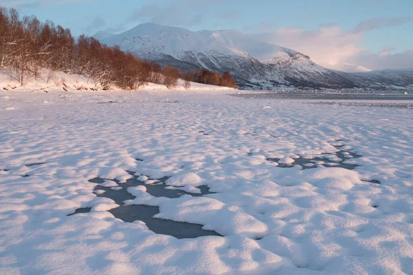 Rosa Temprano Mañana Brillan Luz Las Montañas Cubiertas Nieve Norway —  Fotos de Stock