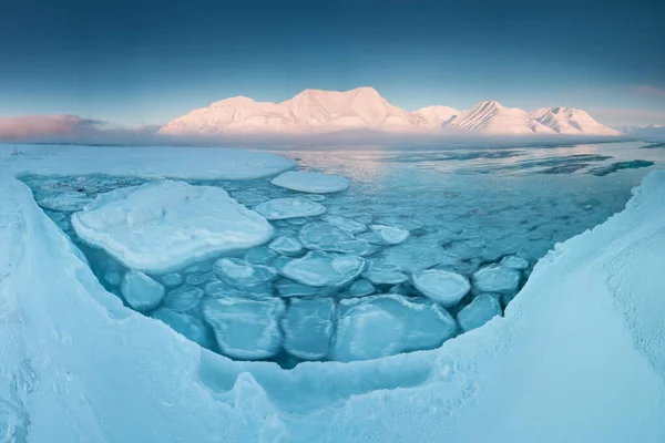 Норвезька Ландшафтна Крижана Природа Льодовиків Spitsbergen Longyearbyen Svalbard Арктичний Океан — стокове фото