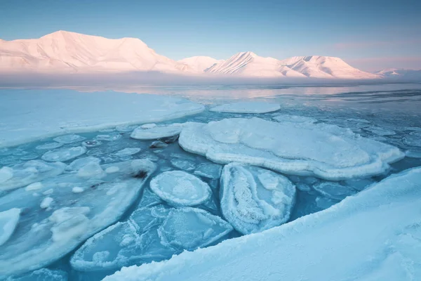 Норвезька Ландшафтна Крижана Природа Льодовиків Spitsbergen Longyearbyen Svalbard Арктичний Океан — стокове фото