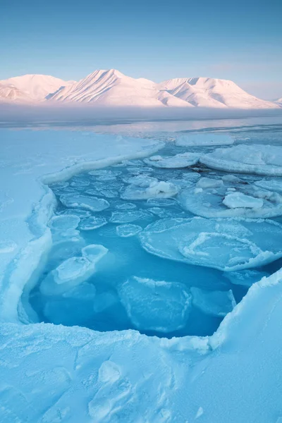 Spitsbergen, Longyearbyen, Svalbard 'daki buzul dağlarının Norveç manzarası. Kuzey Buz Denizi Kutup Günü ve renkli günbatımı gökyüzü Arktika bölgesi, Küresel Isınma Doğası