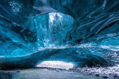 İzlanda 'nın Vatnajokull kentindeki bir buz mağarasında, buz binlerce yıllık ve o kadar yoğun ki, çelik ve kristalden daha berrak. Kış dünyayı dolaşır. Güzel manzara arkaplanı