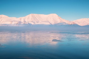 Spitsbergen, Longyearbyen, Svalbard 'daki buzul dağlarının Norveç manzarası. Kuzey Buz Denizi Kutup Günü ve renkli günbatımı gökyüzü Arktika bölgesi, Küresel Isınma Doğası