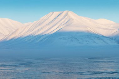 Spitsbergen, Longyearbyen, Svalbard 'daki buzul dağlarının Norveç manzarası. Kuzey Buz Denizi Kutup Günü ve renkli günbatımı gökyüzü Arktika bölgesi, Küresel Isınma Doğası