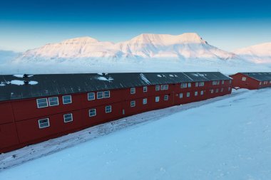 Longyear, Svalbard 'daki renkli evler, dünyanın en kuzeydeki kasabası. Svalbard Norveç ile Kuzey Kutbu arasında bulunan bir Norveç takımadasıdır. Arktika 'da kış zamanı