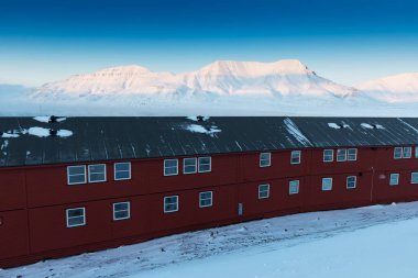 Longyear, Svalbard 'daki renkli evler, dünyanın en kuzeydeki kasabası. Svalbard Norveç ile Kuzey Kutbu arasında bulunan bir Norveç takımadasıdır. Arktika 'da kış zamanı