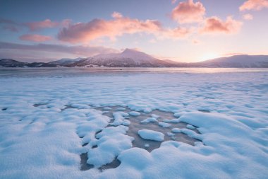 Spitsbergen, Longyearbyen, Svalbard 'daki buzul dağlarının Norveç manzarası. Kuzey Buz Denizi Kutup Günü ve renkli günbatımı gökyüzü Arktika bölgesi, Küresel Isınma Doğası