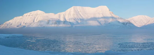 挪威的斯匹次卑尔根 龙年边 斯瓦尔巴冰川山脉的冰原景观 北极海洋在冬季极天和五彩缤纷的夕阳下的天空北极地区 全球变暖惊人的自然 — 图库照片