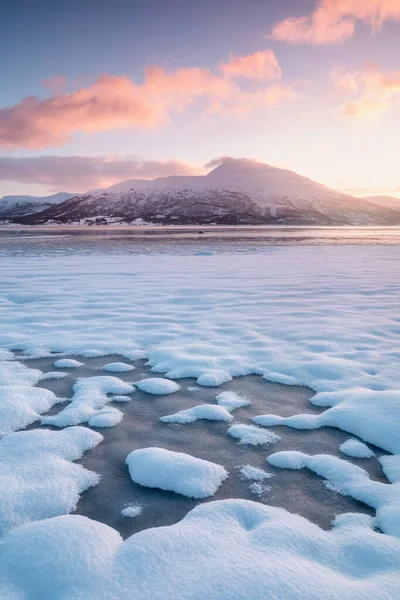 スピッツベルゲン Longyearbyen スヴァールバルの氷河の山のノルウェーの風景氷の性質 冬の北極海極寒の日とカラフルな日没の空北極圏 地球温暖化驚くべき自然 — ストック写真