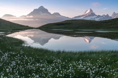 Bachalp Gölü / Bachalpsee, İsviçre 'nin muhteşem sabah manzarası. İsviçre Alpleri, Grindelwald, Bernese Oberland, Avrupa 'da resimli sonbahar günbatımı. Doğa konseptinin güzelliği. Popüler yer