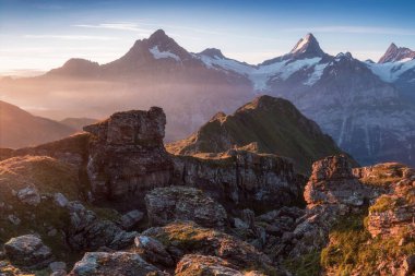 Yaz tatili sezonu. Bachalpsee Gölü 'nün üzerindeki Bernese Sıradağları' nda gün doğumu manzarası. En yüksek tepeler Eiger, Jungfrau ve Schreckhorn ünlü yerlerdedir. İsviçre Alpleri, Grindelwald Vadisi. Seyahat arkaplanı