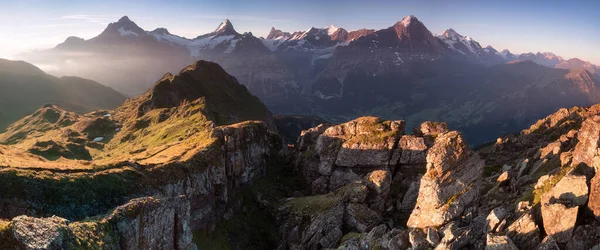 夏休みシーズン バカルプゼー湖の上のベルネーゼ山脈の日の出の眺め 最高のピーク有名な場所でEiger Jungfru Schackhorn スイスアルプス グリンデルヴァルト渓谷 旅行の背景 — ストック写真