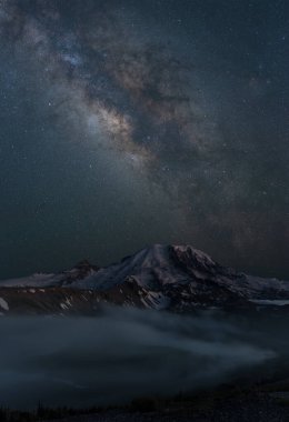 Rainier Dağı ve Samanyolu Galaksisi 'nin gece gökyüzü Burroughs Mountain Trail Washington eyaleti yakınlarında güzel bir yaz akşamı, ABD İnanılmaz doğa arka plan kavramı