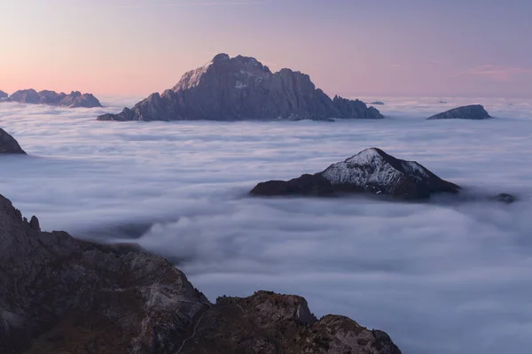 Vista Los Famosos Picos Montaña Dolomitas Brillando Hermosa Luz Dorada —  Fotos de Stock