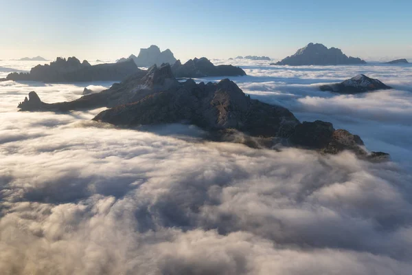 夏の日の出に美しい黄金の朝の光に輝く有名なドロマイト山の峰の眺め 南チロル 雲の上のドロマイト山のイタリアの劇的な景色有名な高山の場所 — ストック写真