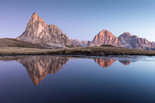 Veduta Delle Famose Cime Dolomitiche Illuminate Dalla Splendida Luce Dorata — Foto Stock