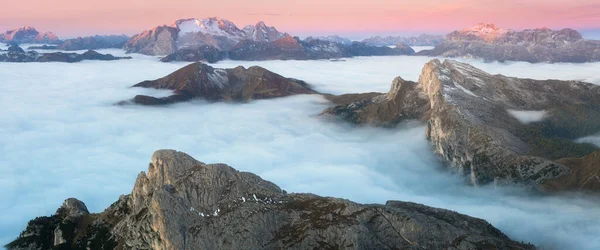 Utsikt Över Berömda Dolomiter Bergstoppar Glöder Vacker Gyllene Morgon Ljus — Stockfoto