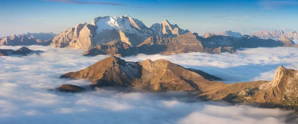 Vista Los Famosos Picos Montaña Dolomitas Brillando Hermosa Luz Dorada —  Fotos de Stock