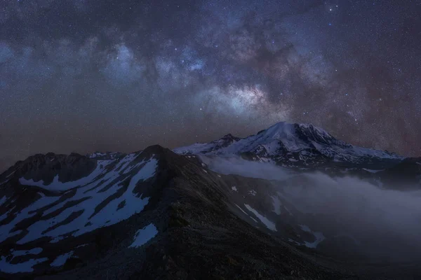 Céu Noturno Monte Rainier Láctea Uma Bela Noite Verão Perto — Fotografia de Stock