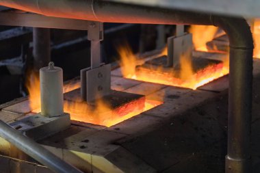 Cam fabrikası. Cam endüstrisi. Endüstriyel bir fırında boş cam şişeler yakmak. Sıcak şişe alevler içinde kalır. Tipik bohem işi. Çek Cumhuriyeti, Avrupa