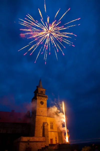 Gyönyörű Színes Tűzijáték Szikrázik Éjszakai Égen — Stock Fotó