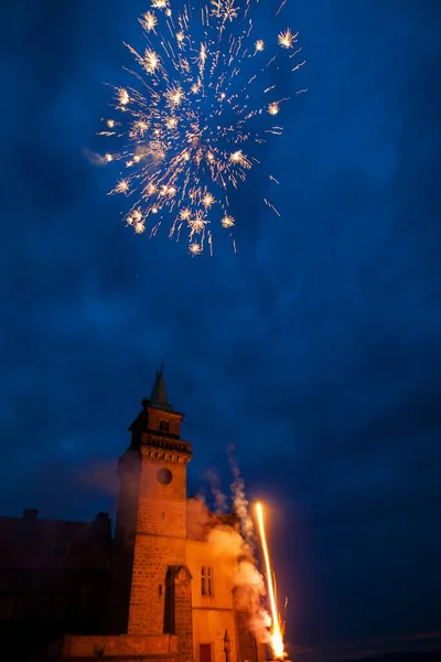 Gyönyörű Színes Tűzijáték Szikrázik Éjszakai Égen — Stock Fotó