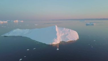 Batı Grönland 'daki Disko Körfezi' nde farklı şekillerde devasa buzdağları var. Kaynağı Jakobshavn buzulu. Bu küresel ısınma olgusunun ve buzların erimesinin bir sonucudur. 