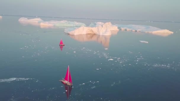 在极地夏季的午夜阳光季节 小红船在迪斯科湾冰川的浮冰中巡航 格陵兰的Ilulissat 南极海冰山探险船 — 图库视频影像