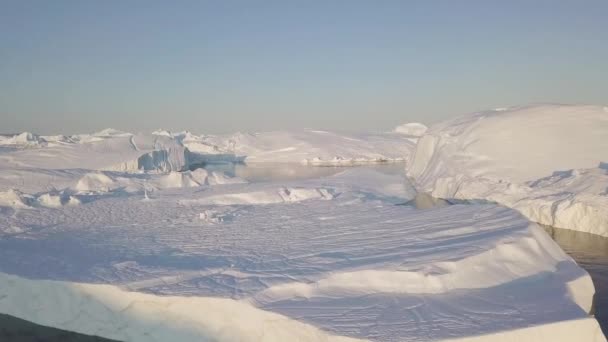西グリーンランドのディスコ湾には さまざまな形の巨大な氷山があります 彼らの情報源はヤコブスハーン氷河である これは地球温暖化と氷の壊滅的な融解の現象の結果です — ストック動画