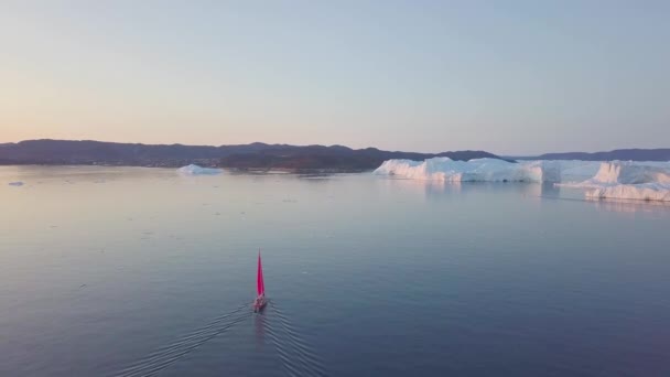 Pequeno Barco Entre Icebergs Veleiro Que Navega Entre Icebergs Flutuantes — Vídeo de Stock