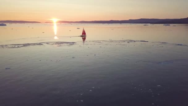 그린란드의 한밤중 일룰리사트 Ilulissat 디스코 빙하의 떠다니는 사이를 순항하는 온난화 — 비디오