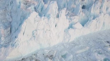 Batı Grönland 'daki Disko Körfezi' nde farklı şekillerde devasa buzdağları var. Kaynağı Jakobshavn buzulu. Bu küresel ısınma olgusunun ve buzların erimesinin bir sonucudur. 