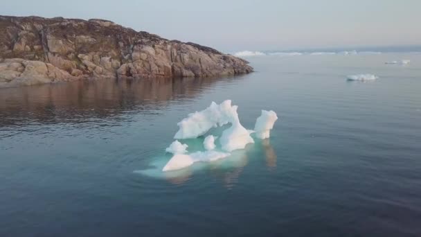 Hatalmas Jéghegyek Különböző Formákban Disko Bay Ben Nyugat Grönlandon Forrásuk — Stock videók